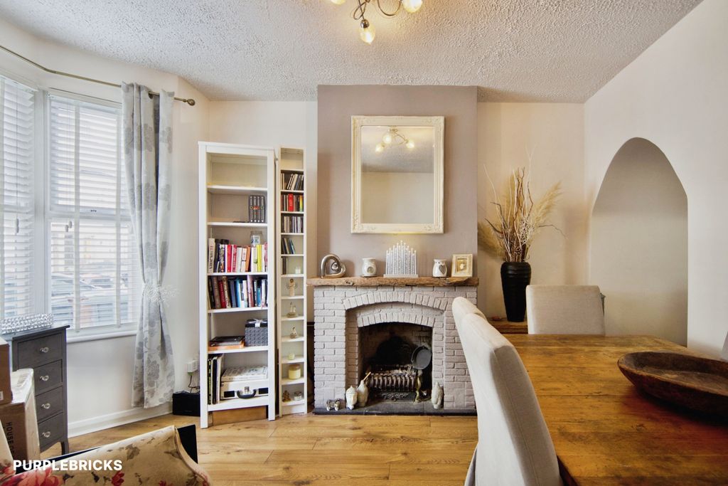 Property photo 1 of 17 Living / Dining Room