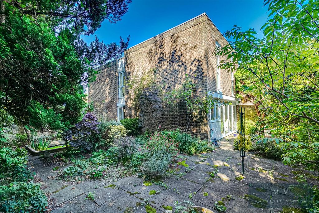 Property photo 3 of 11 Caroline Close 11-19.Jpg