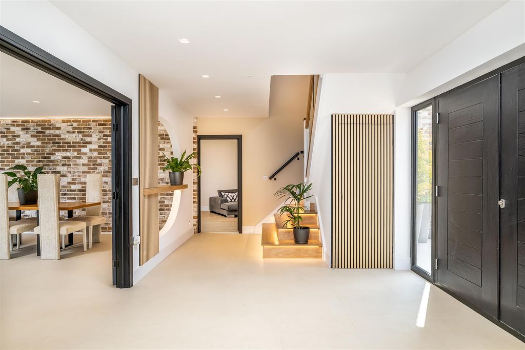 Property photo 2 of 42 250815 - 4 St Davids Close, Leverstock Green - 09.