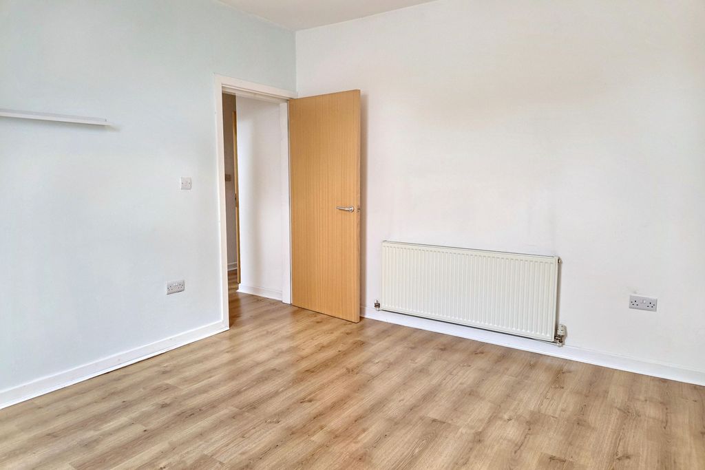 Property photo 3 of 12 23 Imperial Court, Burnley, Lancashire, Bb12 0Pq