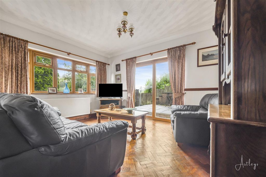 Property photo 2 of 33 Sitting Room