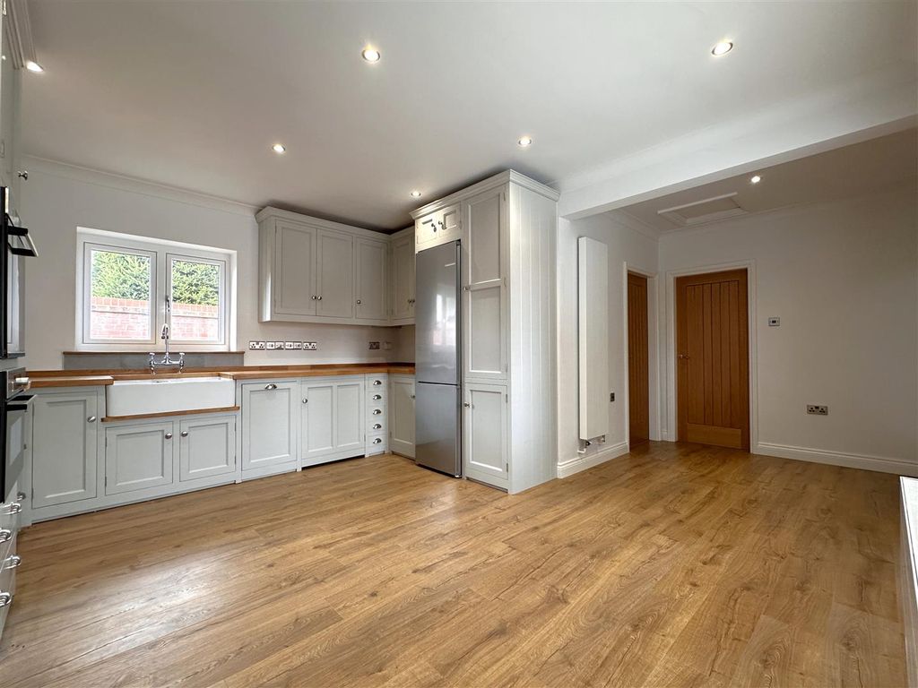 Property photo 2 of 25 Superb Handmade Kitchen 852