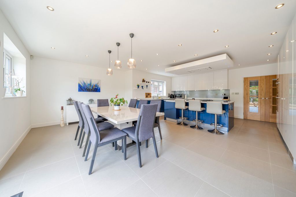 Property photo 3 of 27 1325445-11-687795...