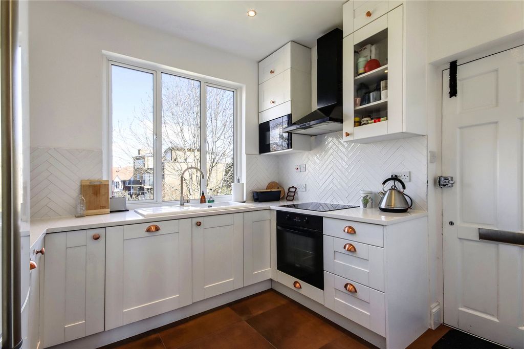 Property photo 3 of 10 Kitchen