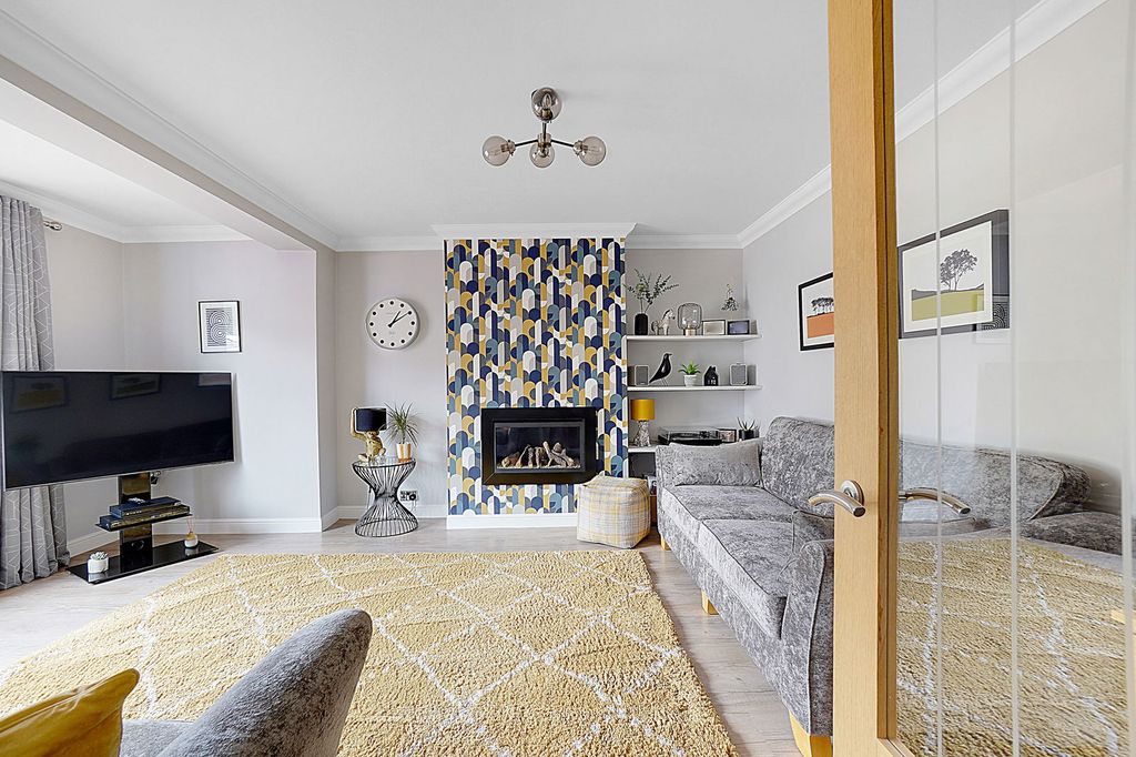 Property photo 3 of 32