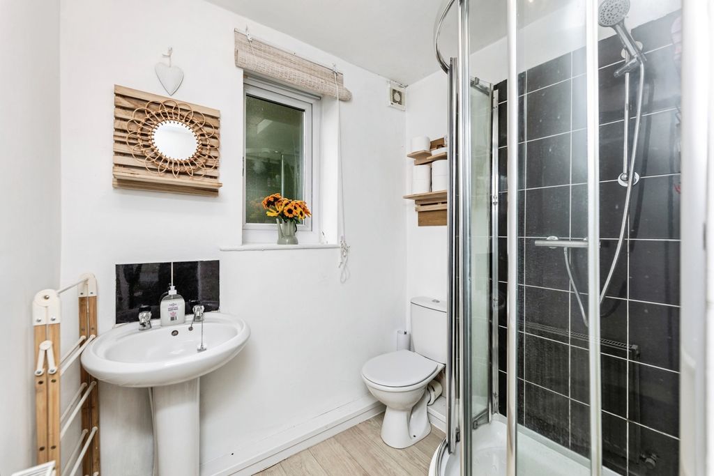 Property photo 3 of 17 Bathroom