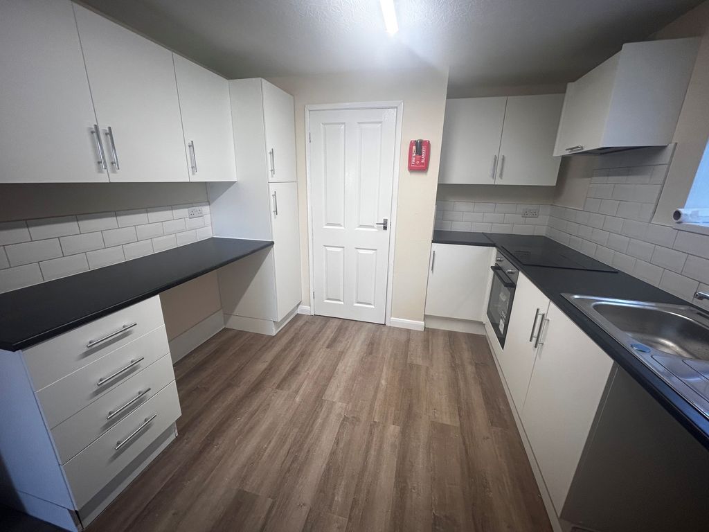 Property photo 3 of 8 Kitchen