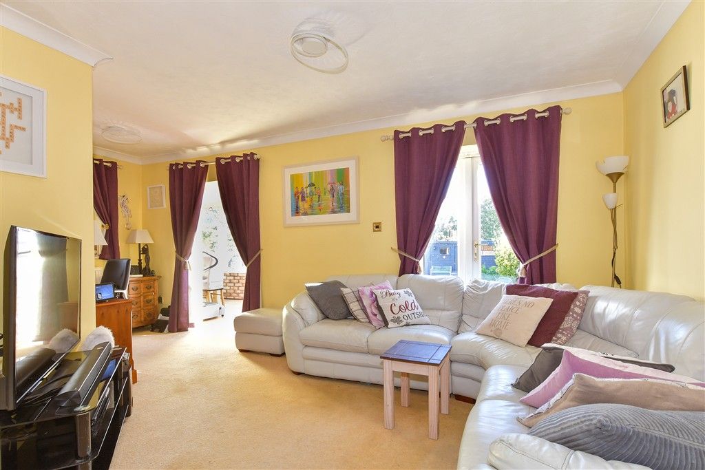 Property photo 2 of 17 Lounge