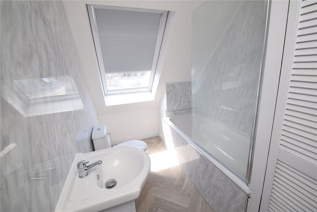 Property photo 3 of 8 Bathroom