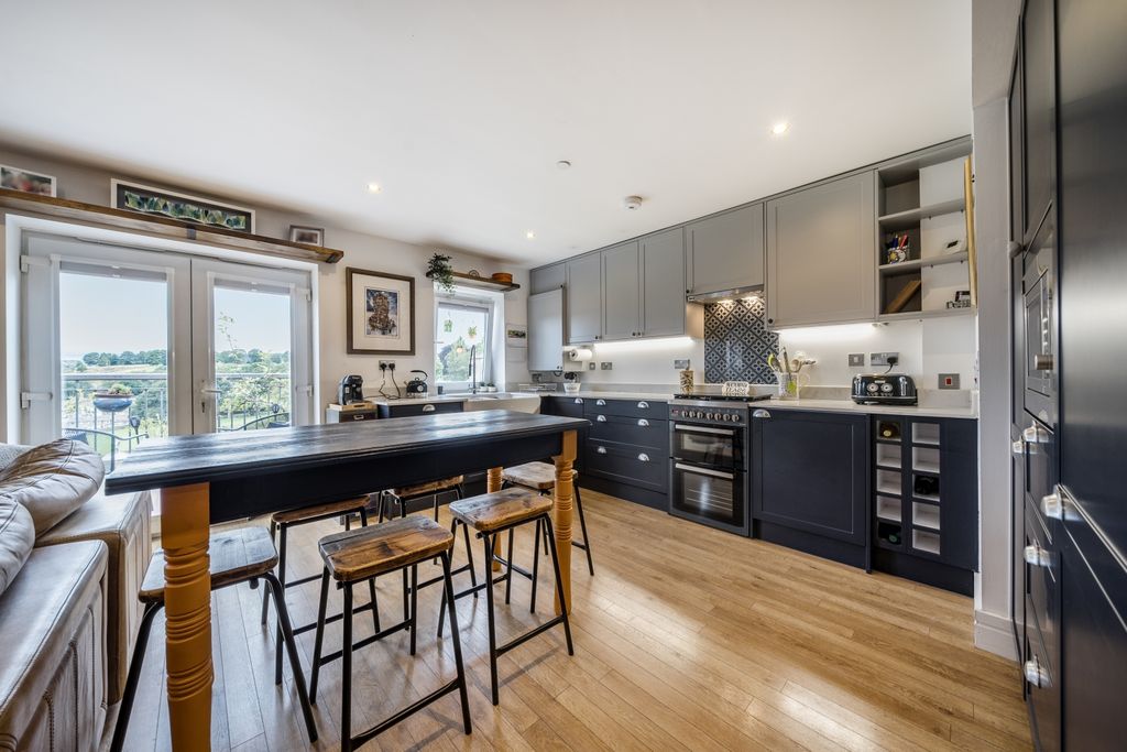 Property photo 3 of 16 1332941-11-688A1Cf424011