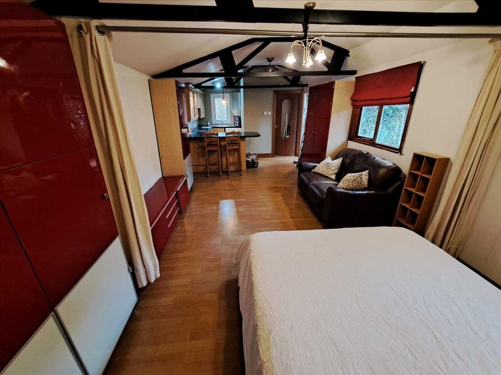 Property photo 2 of 5 Studio