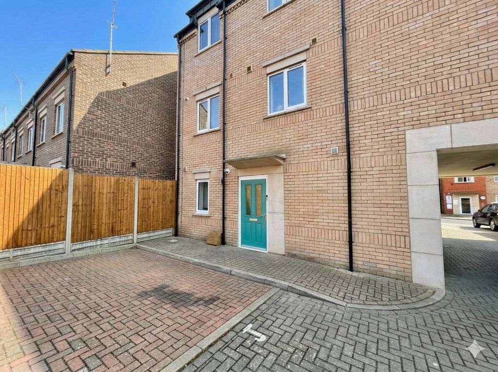 Property photo 1 of 8 4955640