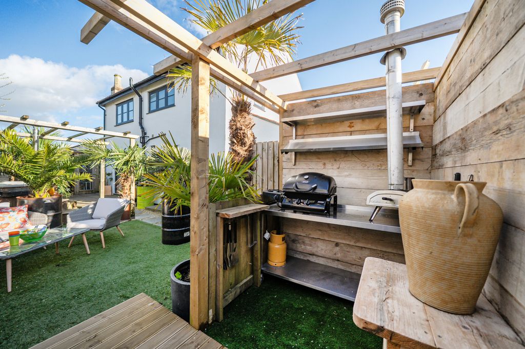 Property photo 2 of 27 Garden