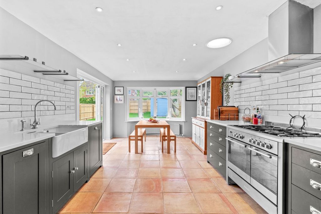 Property photo 2 of 10 Kitchen