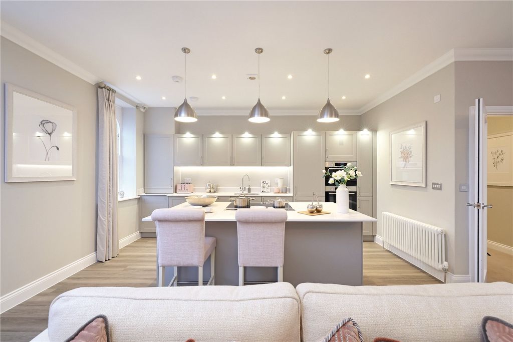 Property photo 3 of 16 Show Home