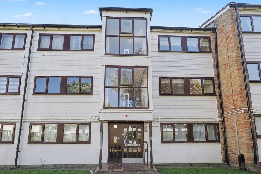 Property photo 1 of 6 Tenterden Road - Front
