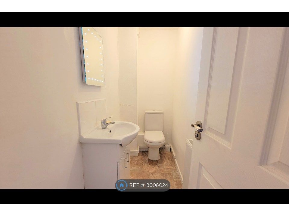 Property photo 3 of 9 Cloakroom
