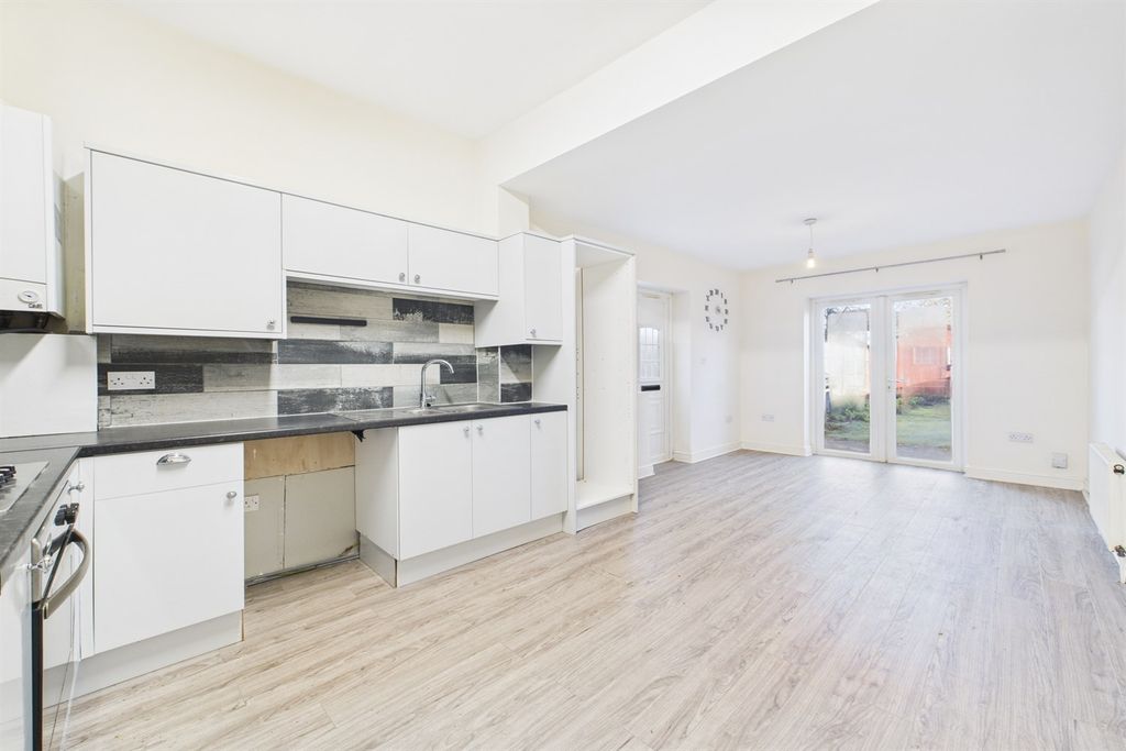 Property photo 2 of 13 Living Room / Kitchen