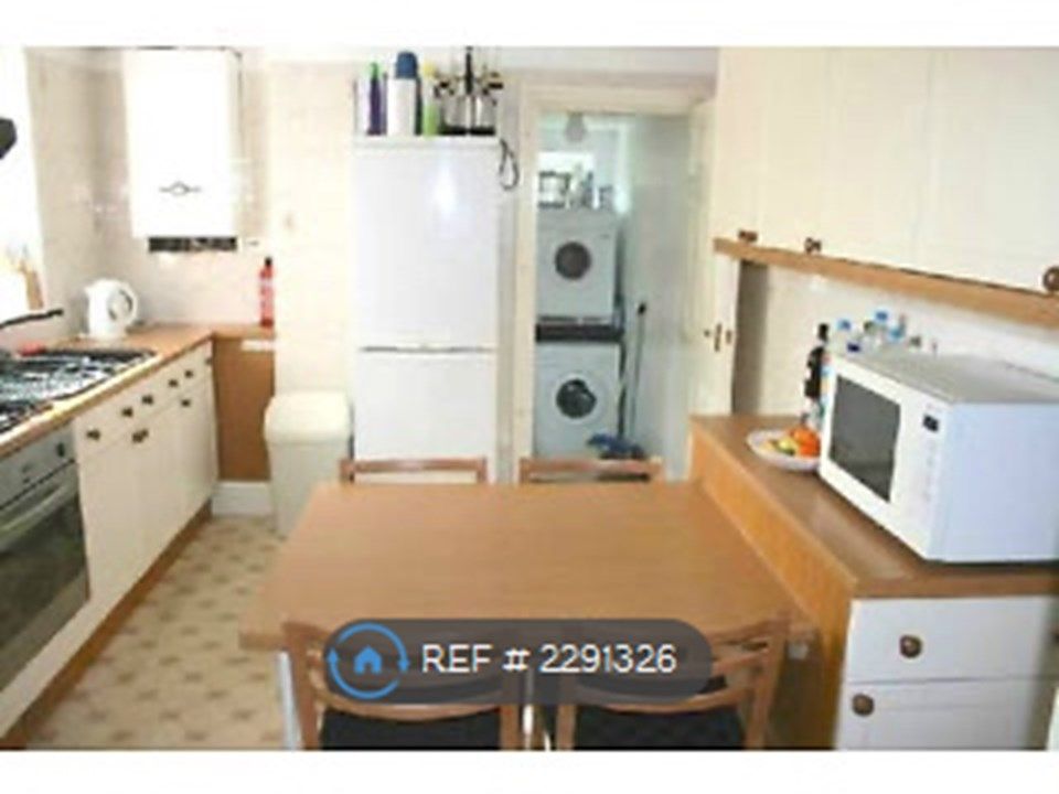 Property photo 2 of 9 Kitchen