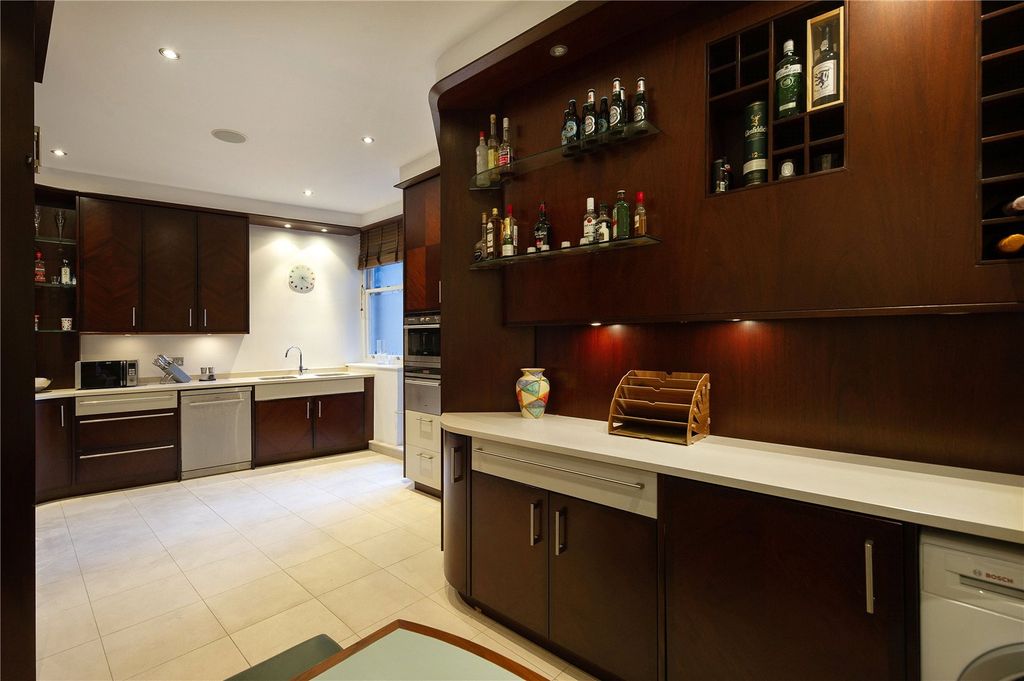 Property photo 3 of 11 Kitchen