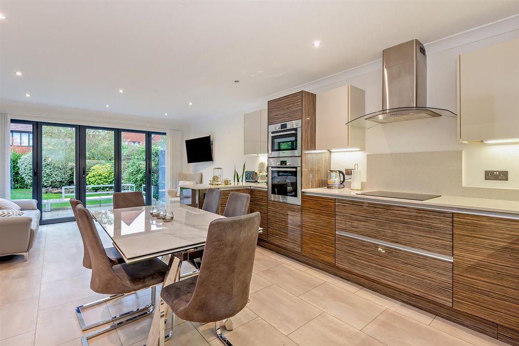 Property photo 3 of 23 8668162-Interior06-800.Jpg