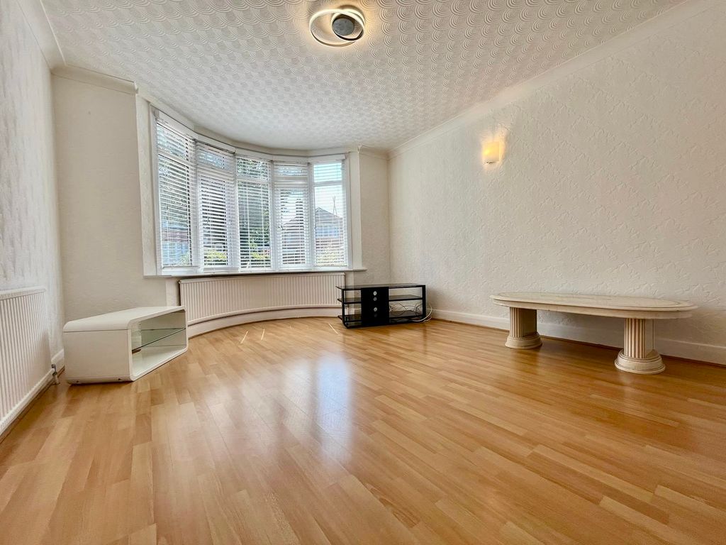 Property photo 3 of 13 B7Ae697B-48c9-4786-88Bb-A7Bb947Bdd8F