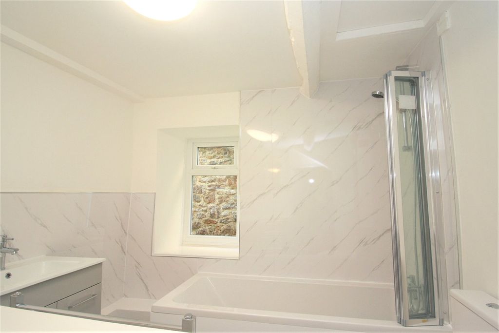 Property photo 3 of 7 Bathroom