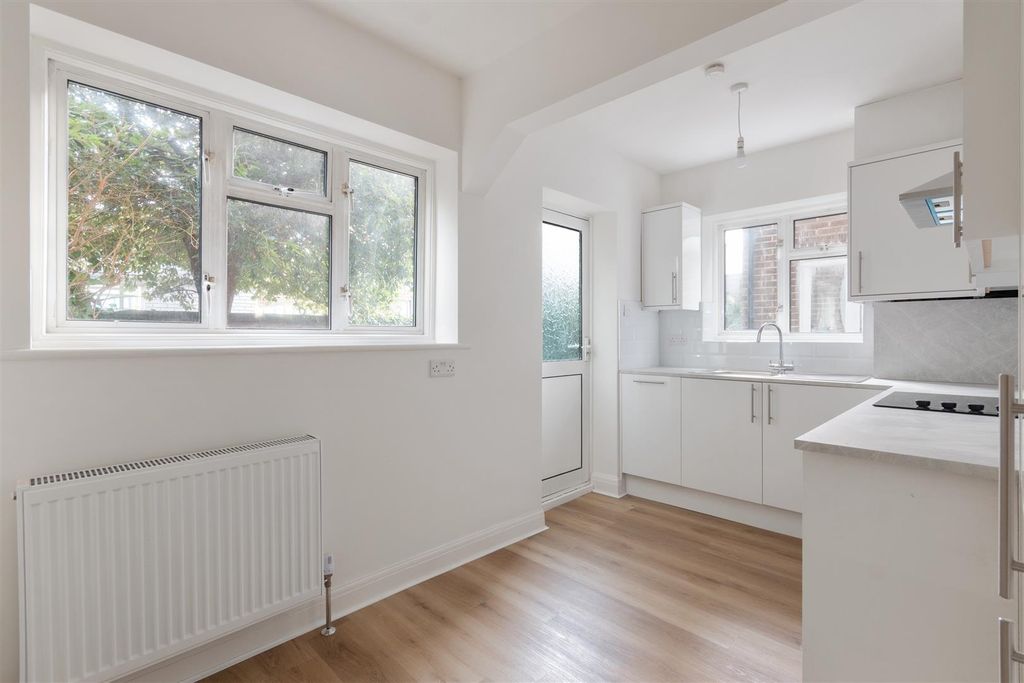 Property photo 3 of 10 Kitchen