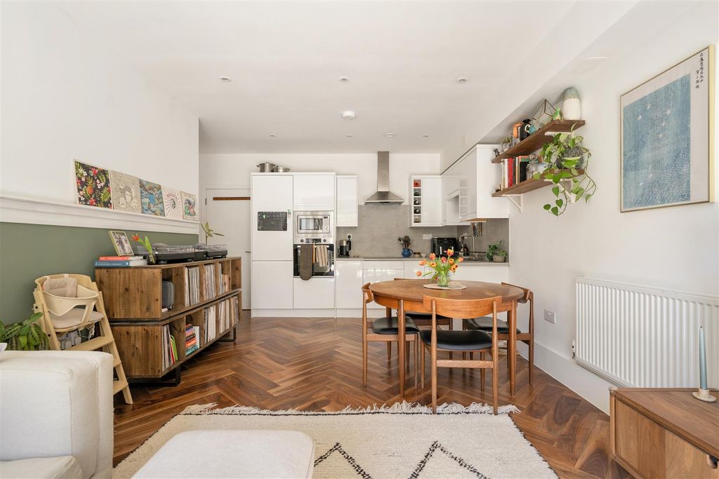 Property photo 3 of 23 Fairstone House, E7