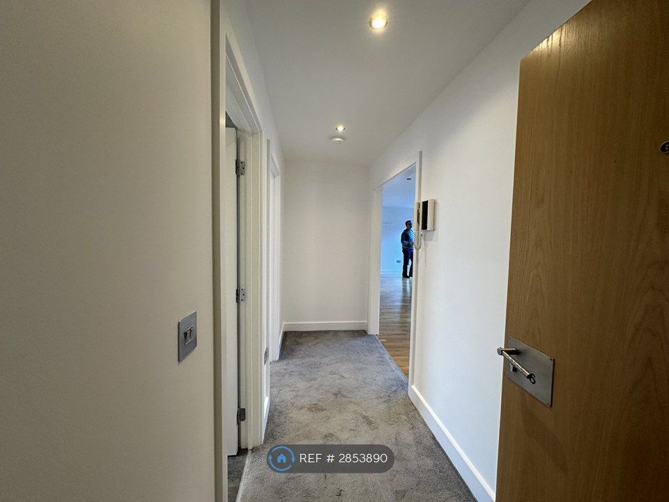 Property photo 2 of 25 Entrance Hallway