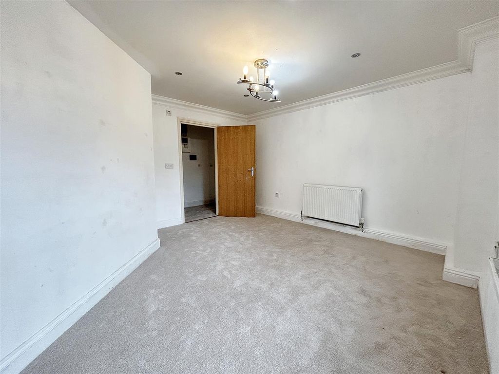 Property photo 3 of 11 Lounge