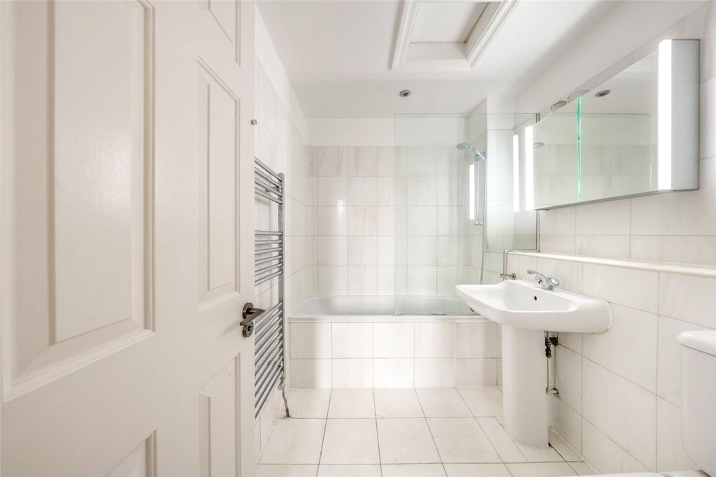 Property photo 3 of 11 Bathroom