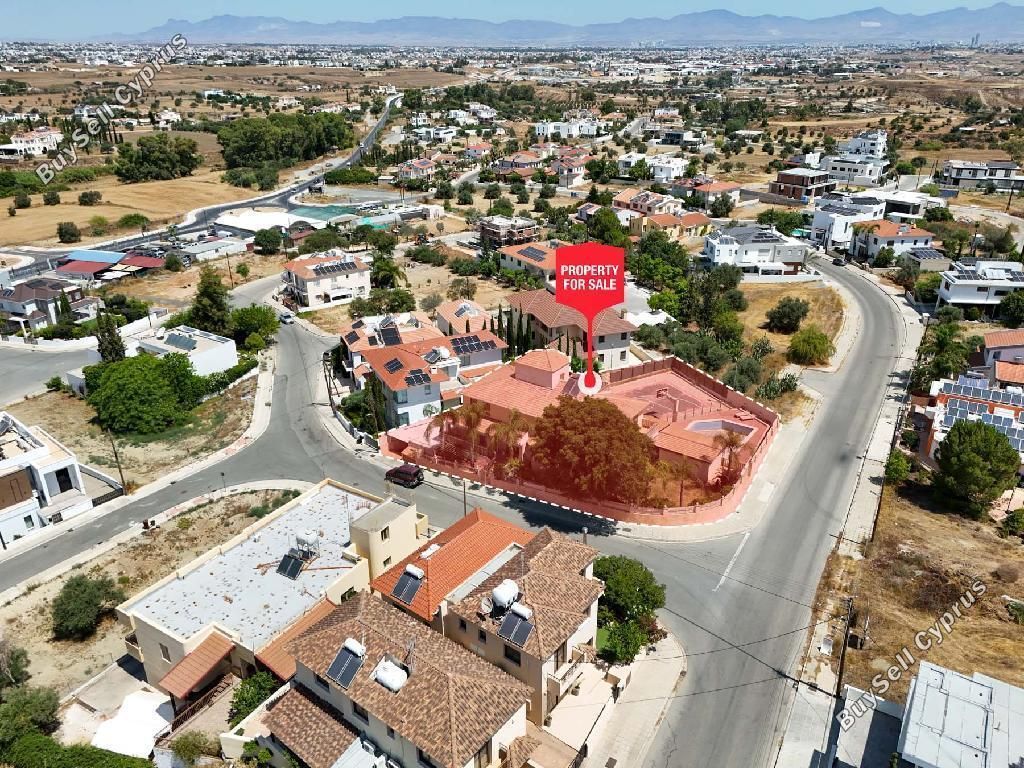 Property photo 2 of 37