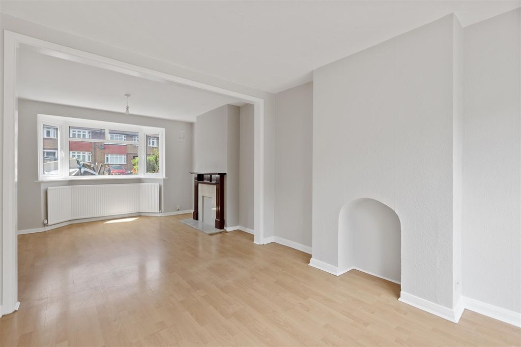Property photo 2 of 12 Hillcross Avenue