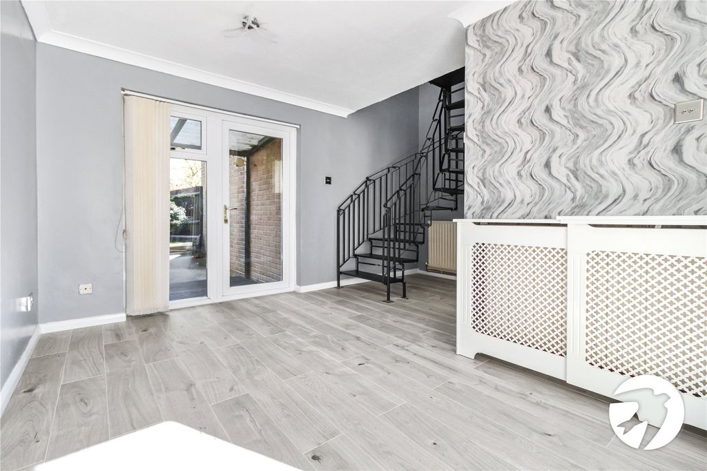 Property photo 2 of 7 Livingroom