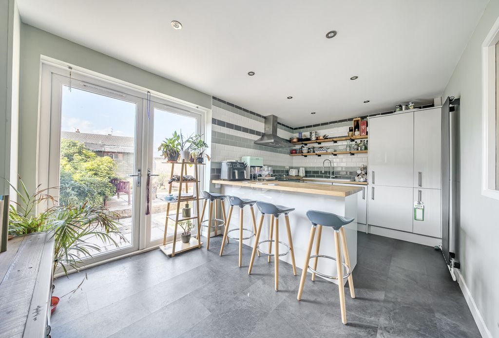 Property photo 1 of 22 1325581-8-688A588...