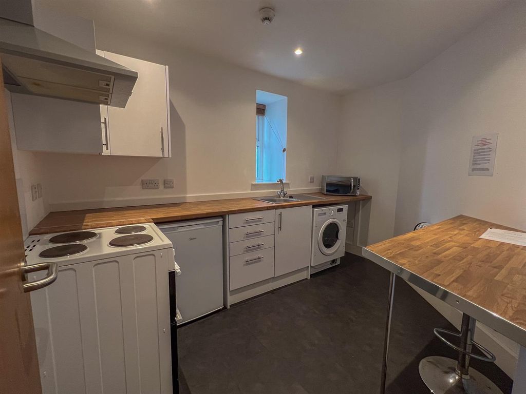 Property photo 2 of 6 Apt 22A The Courtyard-6.Jpg