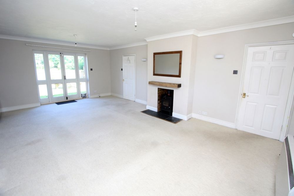 Property photo 3 of 18 Lounge 2