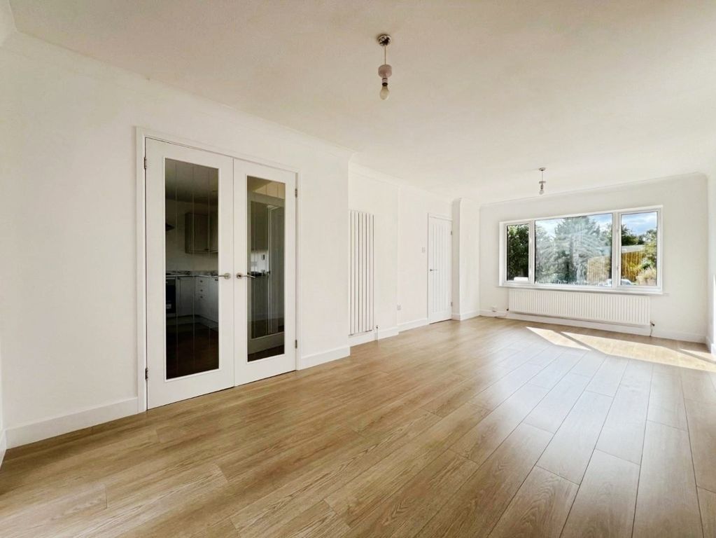 Property photo 3 of 16 Pbox-Living_Room-322898.Jpg