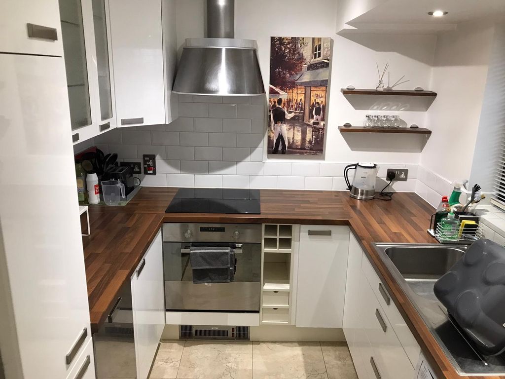 Property photo 1 of 10 Kitchen