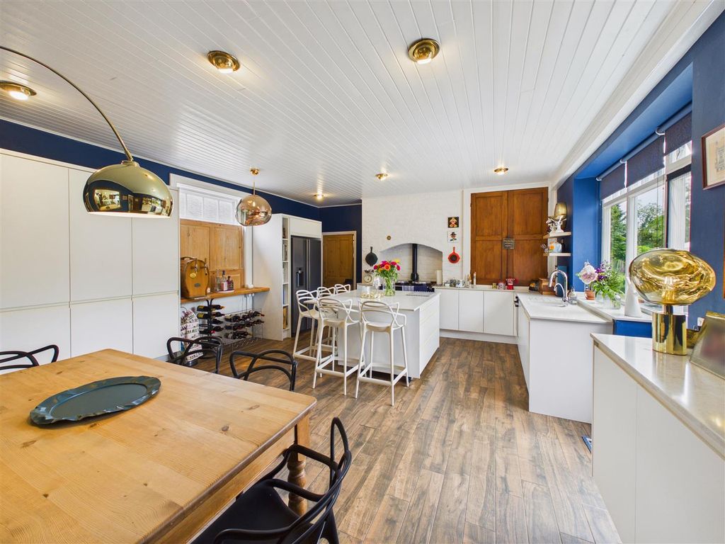 Property photo 3 of 29 Breakfast Kitchen