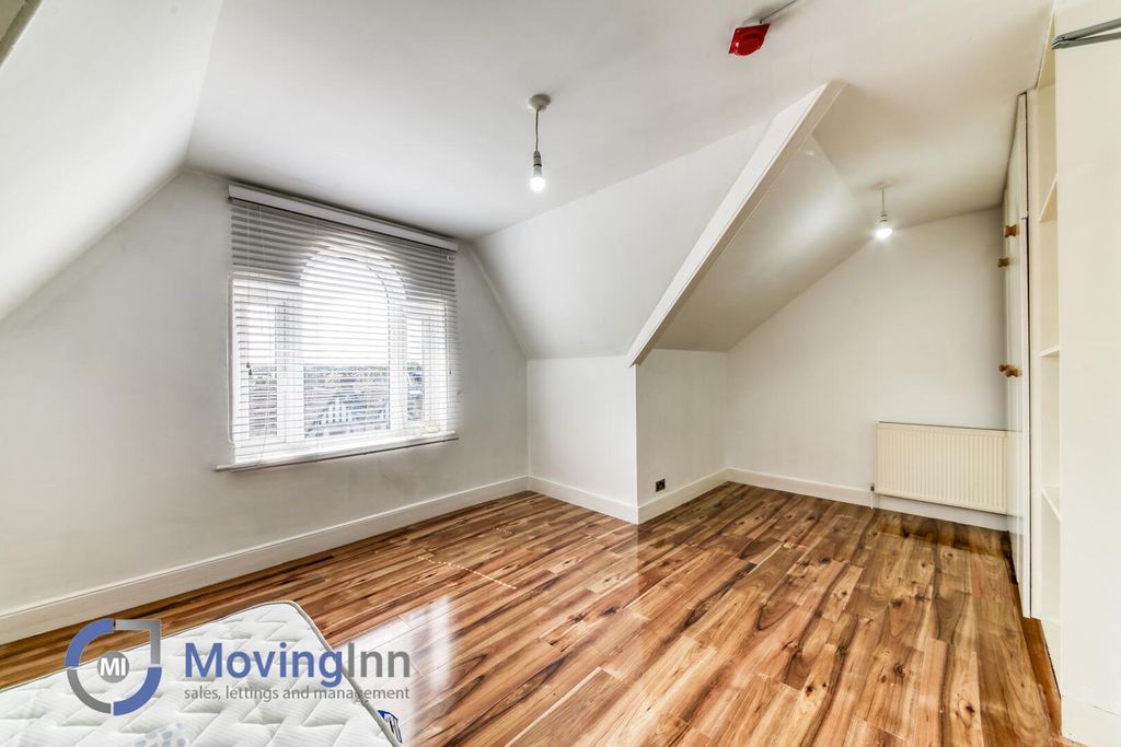 Property photo 3 of 12 Loft