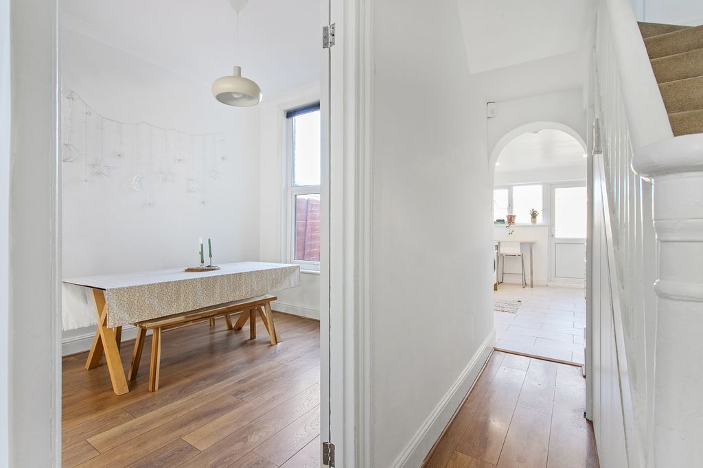 Property photo 3 of 18 1702202516_Wwhrs_4 Denmark Street _N17 0Jl_011
