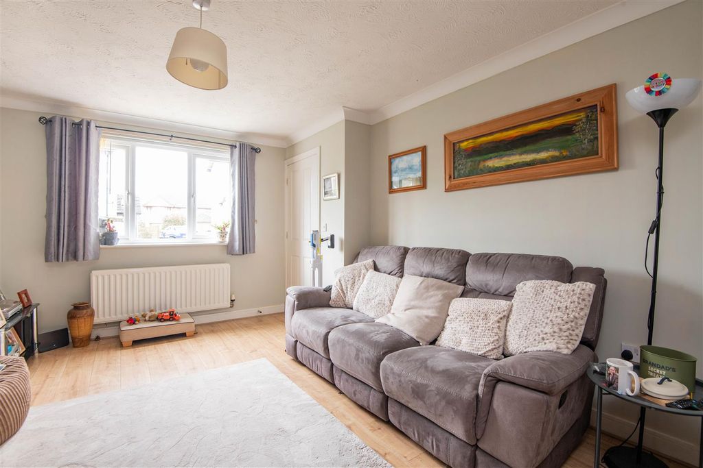 Property photo 3 of 15 Lounge