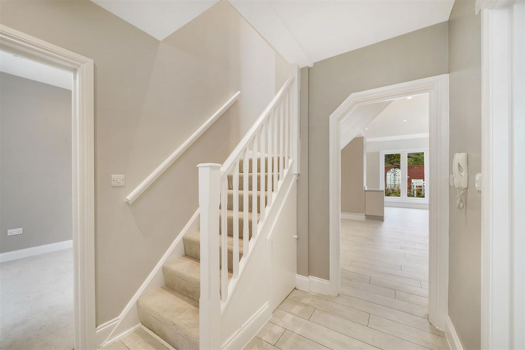 Property photo 2 of 16 Flat 2, 25 Brougham Road - 9Vzt3Qnpotoyrcs9Jris.Jp