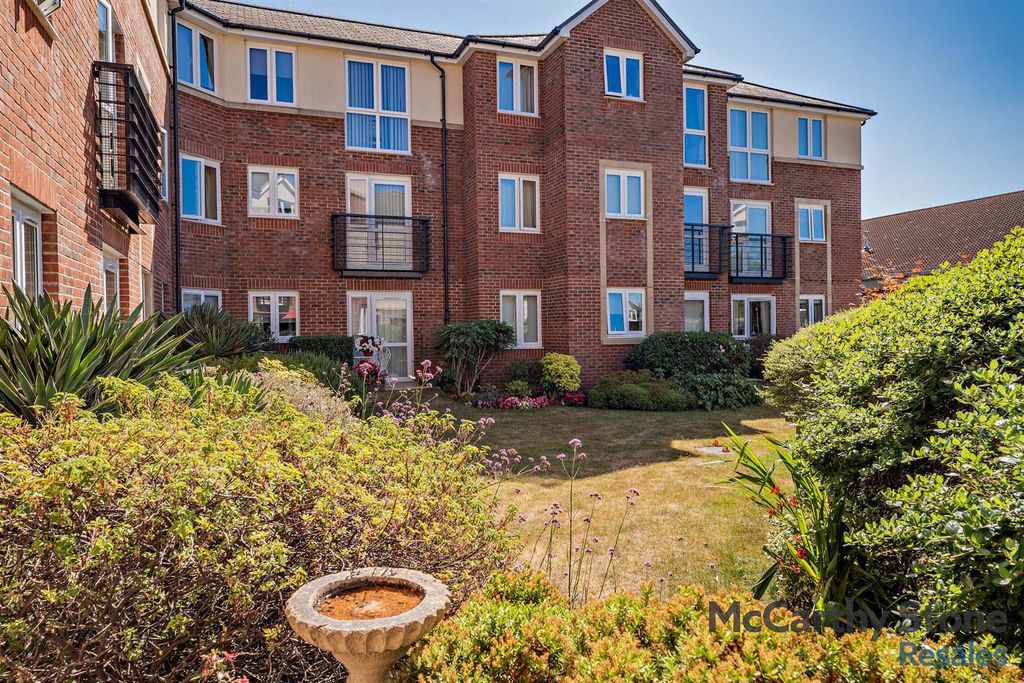 Property photo 1 of 14 Communal Gardens