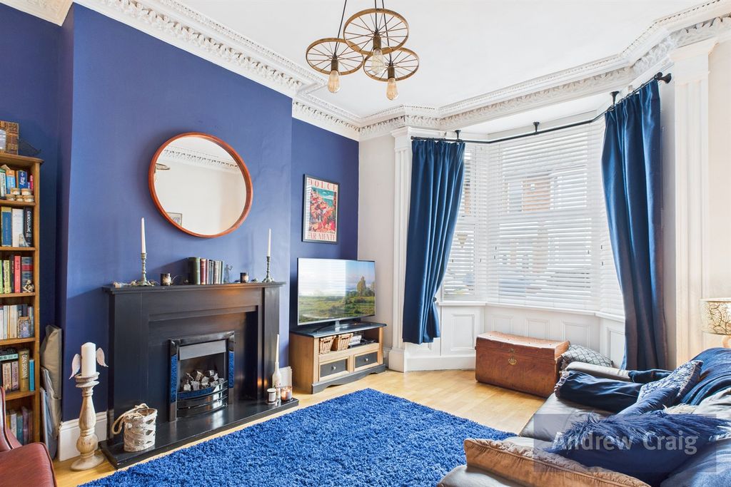 Property photo 3 of 19 Lounge