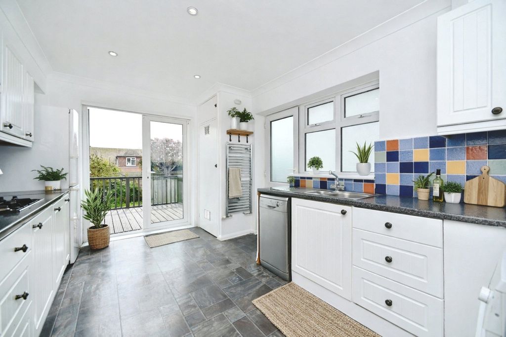 Property photo 3 of 19 Kitchen