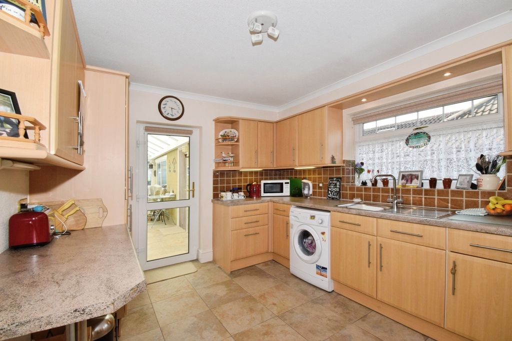 Property photo 3 of 17 Kitchen