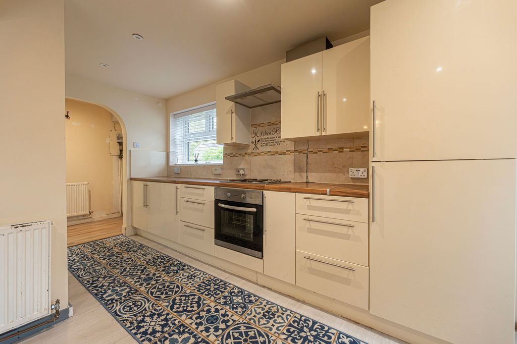 Property photo 2 of 32